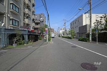 敷地北東側の前面道路（南東側から）