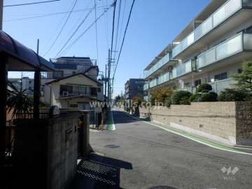 敷地南側の前面道路。