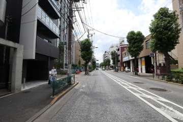敷地の北側前面道路（東側から）