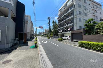 敷地南側の前面道路（東側から）