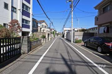 敷地南東側の前面道路（南西側から）