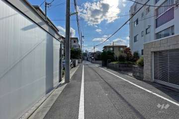 敷地南東側の前面道路（北東側から）