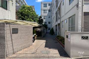 敷地入り口