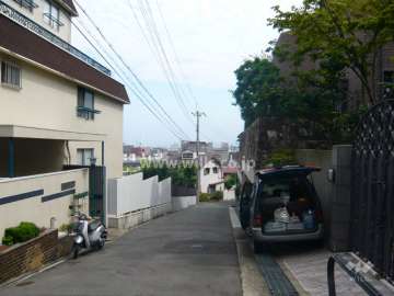 敷地西側の前面道路