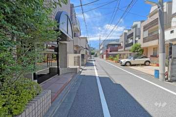 敷地北東側の前面道路（南東側から）