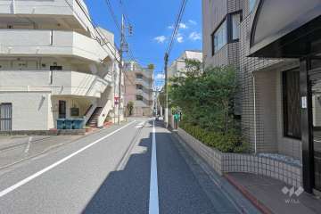 敷地北東側の前面道路（北西側から）