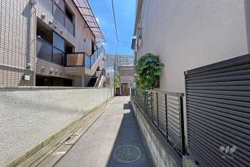 敷地北東側の前面道路（北東側から）