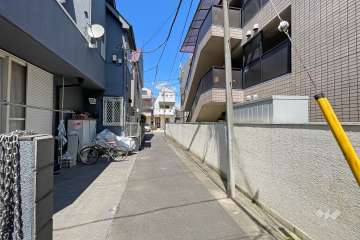 敷地北東側の前面道路（南西側から）