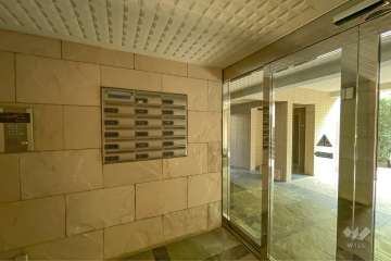 エントランスはオートロック付きです。