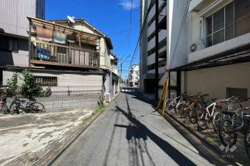 敷地北東側の前面道路（北西側から）