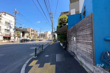 敷地東側の前面道路（北側から）