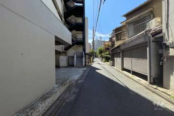 敷地北東側の前面道路（南東側から）