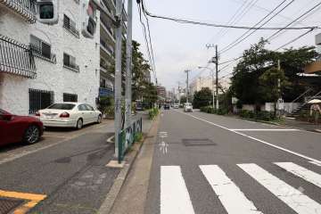 敷地北側の前面道路（南側から）