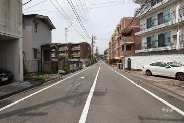 敷地南側の前面道路（東側から）