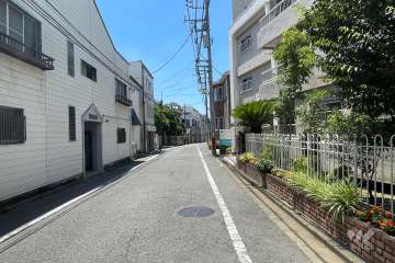 敷地南側の前面道路（東側から）