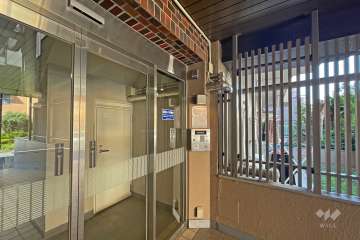 エントランスはオートロック付きです。