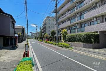 敷地南側の前面道路（東側から）