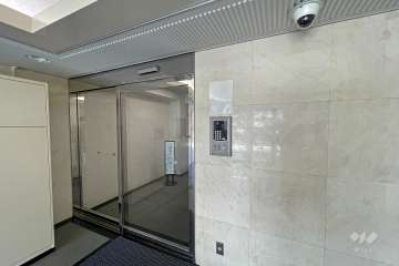 エントランスはオートロック付きです。