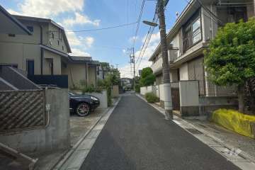 敷地南東側の前面道路（北東側から）