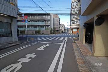 敷地西側の前面道路(南側から)