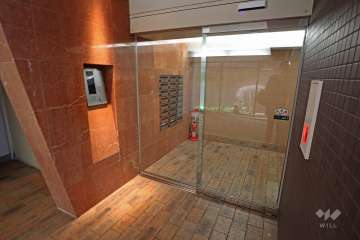 エントランスはオートロック付きです。