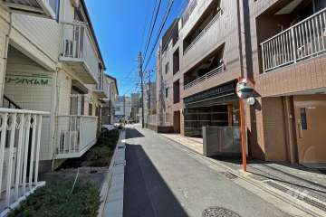 敷地東側の前面道路（北側から）