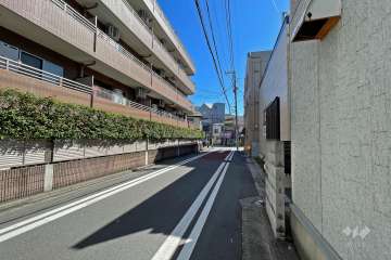 敷地南西側の前面道路（北西側から）