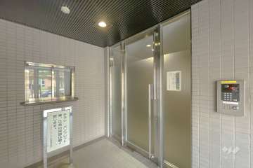 エントランスはオートロック付きです。