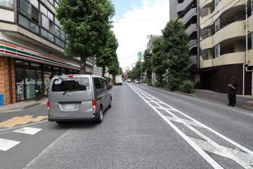 敷地の南側前面道路（西側から）