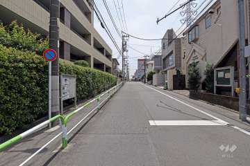 敷地南西側の前面道路（北西側から）