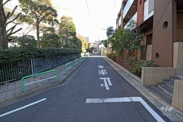 敷地南西側の前面道路(北西側から)
