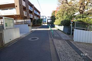 敷地南西側の前面道路(南東側から)