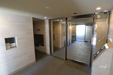 エントランスはオートロック付きです。