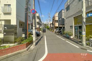 敷地東側の前面道路（南側から）