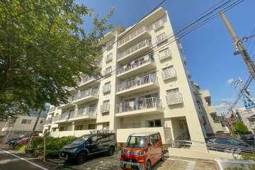 下馬スカイマンションの外観（南東側から）