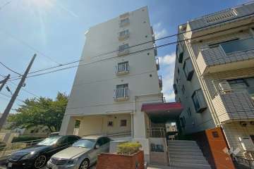 下馬スカイマンションの外観（北東側から）