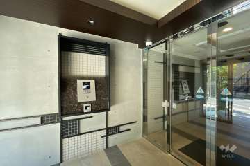 エントランスはオートロック付きです。