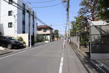 敷地南西側の前面道路（南東側から）