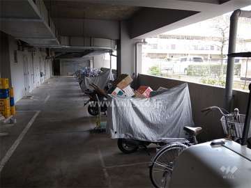建物1階部分にある駐輪場