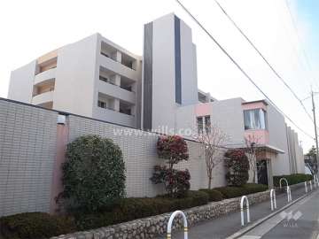 ファミール芦屋東（西棟）と管理棟の外観（北東側から）