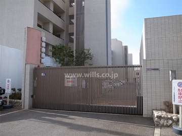 敷地内駐車場入口（ゲート付き）