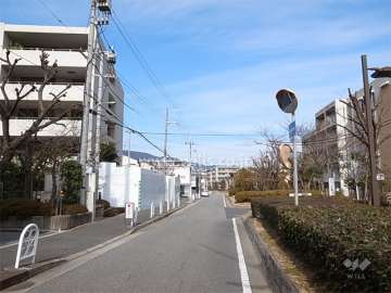 敷地の東側は江尻川緑道に面しています。