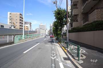 敷地南西側の前面道路（南東側から）