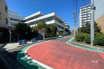 敷地の北東側前面道路