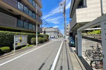 敷地南側の前面道路（西側から）
