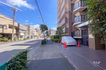 敷地東側の前面道路（北側から）