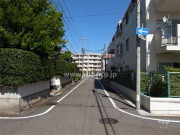 敷地西側の通り。周辺は区画の整った閑静な住宅地です。