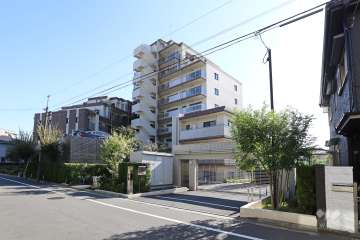 ザパームス祐天寺マスタープレイスの外観(北西側から)