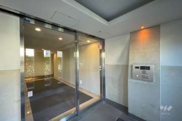 エントランスはオートロック付きです。