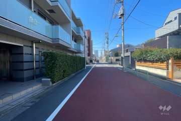 敷地北側の前面道路（東側から）
